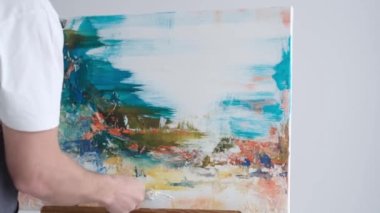 Profesyonel bir sanatçının atölyede yağlı boya resim yapma süreci. Şövaleye resim çiziyorum.