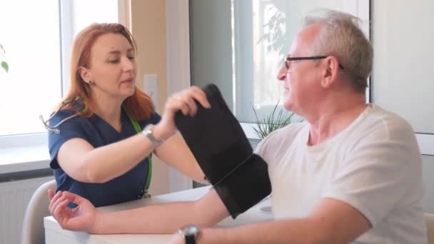 Lékařka Měří Krevní Tlak Starších Mužů Stanoví Diagnózu Kanceláři Pracuje — Stock video