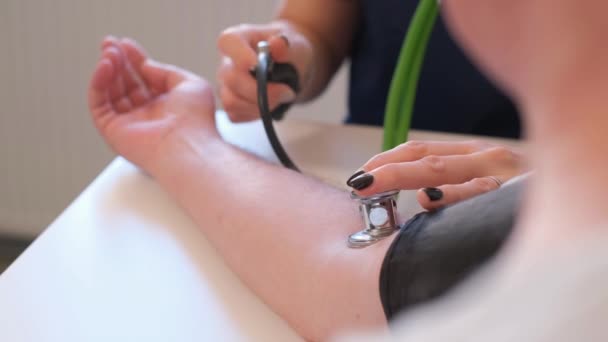 Kardiolog Mierzy Ciśnienie Krwi Pacjentów Problemy Zdrowotne Podeszłym Wieku Zamknij — Wideo stockowe