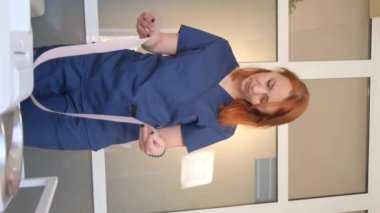 Hastanın kalbini inceleyen bir kardiyologun dikey videosu. Kardiyovasküler hastalıkların önlenmesi. 4k video