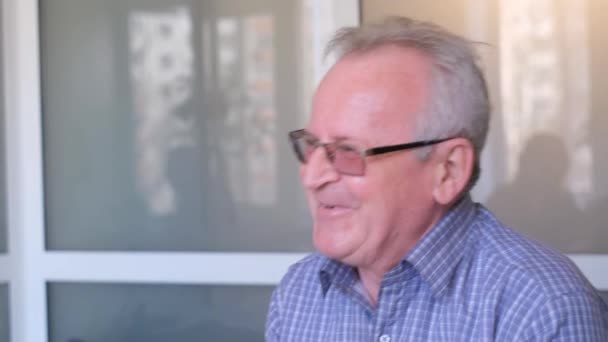 一位女治疗师正在和一位年长的祖父谈话 预防心血管疾病 现代诊所 — 图库视频影像
