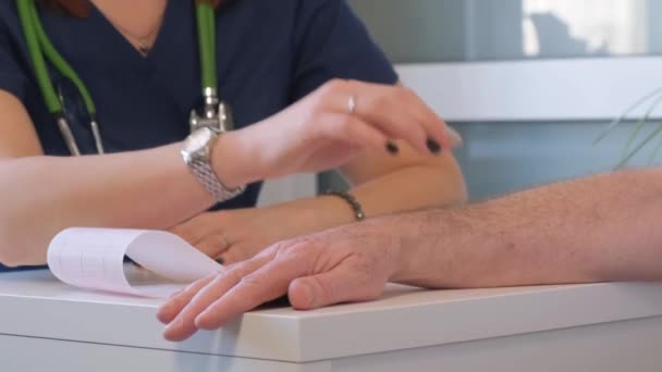 一位医生与一位老年人交谈 握住她的手 使她平静下来 医生在诊所里的关怀和同情 4K视频 — 图库视频影像