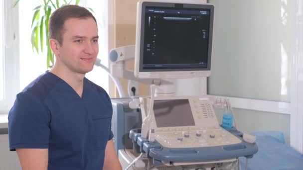 의사는 환자에게 초음파 진단을 내린다 초음파 장비를 비디오 — 비디오