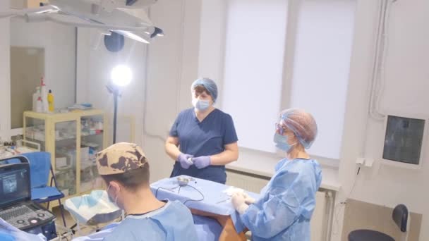 수술중에 외과의사는 클램프 전문화 도구와 도구와 기술을 수술의 — 비디오