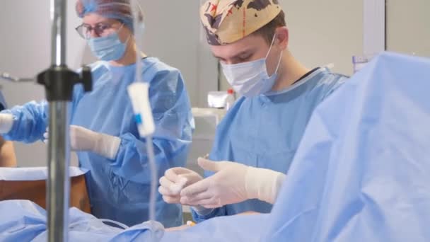 Tijdens Operatie Chirurg Maakt Gebruik Van Een Verscheidenheid Van Instrumenten — Stockvideo