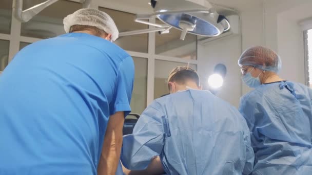 Skutečný Proces Chirurgů Pracuje Operačním Sále Lékař Používá Celou Řadu — Stock video