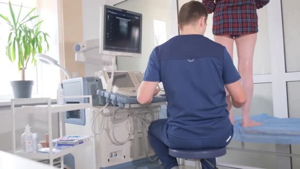 Лікар Діагностує Вени Ногах Допомогою Ультразвукової Діагностики Лікування Варикозу — стокове відео