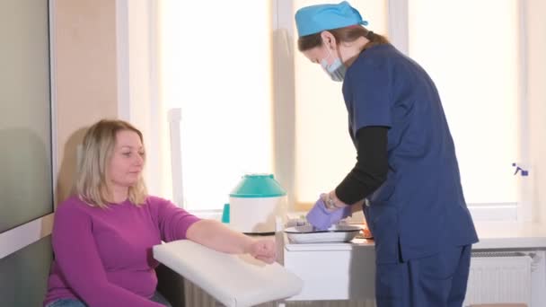 在实验室验血时 医生用注射器抽血或从手臂静脉抽血 血型检测 — 图库视频影像
