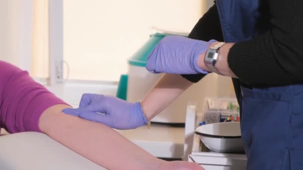 Laboratuvar Kan Testi Doktor Kan Almak Için Koldaki Bir Damardan — Stok video