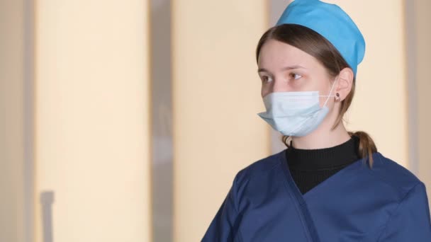保護マスクを着用し カメラを見ている若い女性産科医の肖像画 若い医師学生 — ストック動画