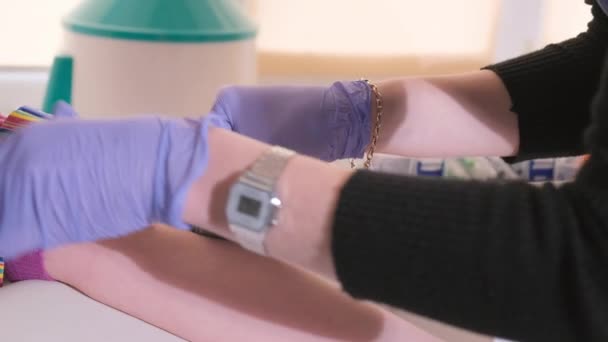 Zbliżenie Lekarza Używającego Strzykawki Pobrania Krwi Żyły Ramienia Analizy Badanie — Wideo stockowe