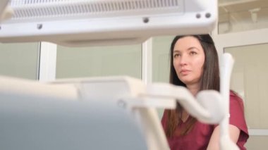 Doktor hastalara ses dalgaları göndermek için ultrason sensörü kullanıyor. Doktor ultrason sonuçlarına göre hasar veya hastalık belirtilerini değerlendirecek.