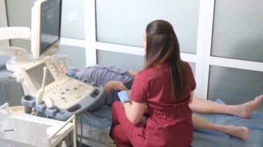 Kadın bir doktor venöz damar cerrahi kliniği için ameliyathanede. Yaşlılarda varisli damarlar. 4k video