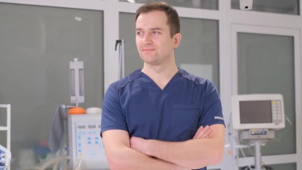 Portret Pozytywnie Nastawionego Mężczyzny Lekarza Kliniki Medycyny Estetycznej Ubranego Niebieskie — Wideo stockowe