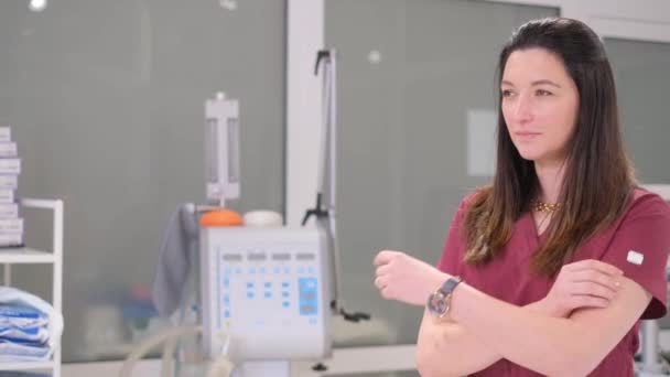 여의사가 자신있게 카메라를 그녀는 실험실 코트를 따뜻하고 표정을 비디오 — 비디오