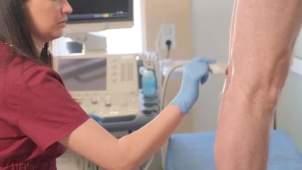 Lekarz Ortopeda Wykonuje Badanie Ultrasonograficzne Kolana Pacjenta Starsza Kobieta Poddaje — Wideo stockowe