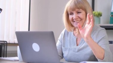 Büyükannem evdeki video bağlantısıyla iletişim kuruyor, enerjik ve iyi bir ruh hali var. Akrabalarla iletişim. 4k video