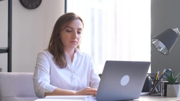 ヨーロッパのビジネスマンは 会社のオフィスでラップトップコンピュータを入力して机に座っている正式なスーツの女性 ラップトップで働くビジネス女性 — ストック動画