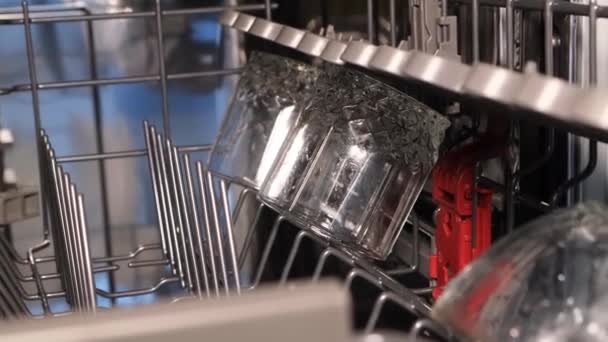 食器洗い機の中にはっきりとした折り畳みガラスのイメージ モダンなキッチンで革新的な技術を使用した高品質の食器洗浄 食器洗い機のロード — ストック動画