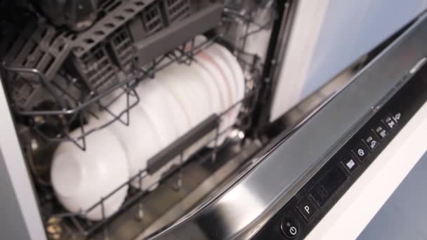 打开装有脏盘子的自动洗碗机 厨房用具的优质洗涤 — 图库视频影像