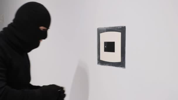 Pickpocket Masculin Dans Masque Noir Ouvre Coffre Fort Aide Outils — Video