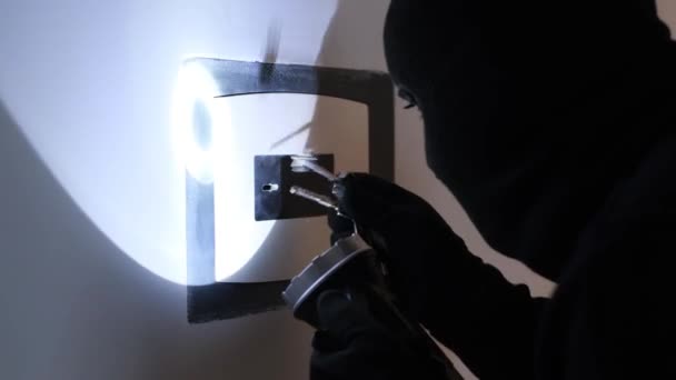Ladrão Uma Máscara Preta Abre Cofre Algum Apartamento Escuro Usando — Vídeo de Stock