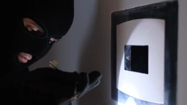 Spărgător Într Mască Neagră Deschide Seif Apartamentul Cuiva Întuneric Folosind — Videoclip de stoc