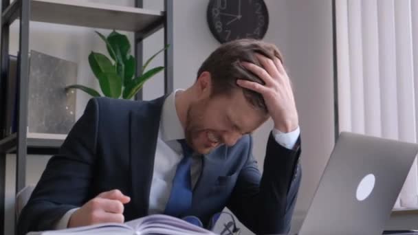 Nervous Office Worker Grabs His Head Problems Work Angry Business — Stock Video