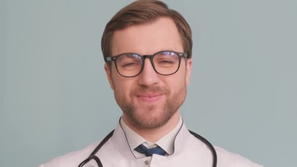 Portrait Gros Plan Jeune Médecin Portant Des Lunettes Regarde Dans — Video