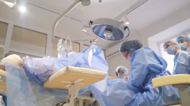 Tıp öğrencileri gerçek bir hastanede ameliyat pratiği yapıyorlar. Doktor olmak için eğitim alıyorum..
