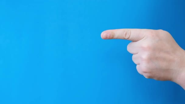 青い背景に男の手のジェスチャー 青い背景に何かを指差す人差し指の男性の手 青い画面上のクロマキー — ストック動画