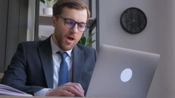 Gerente Cansado Está Cochilando Bocejando Trabalho Enquanto Usa Laptop Jovem — Vídeo de Stock