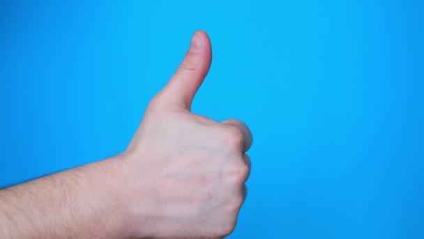 Mužská Ruka Ukazující Palec Jasně Modrém Pozadí Ukazuje Třídu Pozitivní — Stock video
