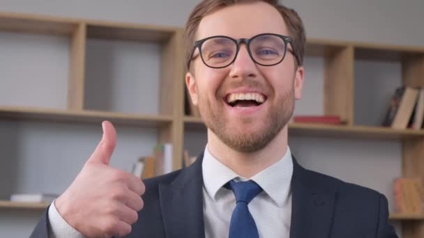 Νεαρός Επιχειρηματίας Που Δείχνει Ένα Χέρι Τους Αντίχειρες Χαμογελώντας Ενώ — Αρχείο Βίντεο