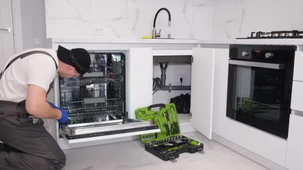 Reparatör Undersöka Diskmaskin Med Verktygslåda Köket Man Demonterar Diskmaskin Med — Stockvideo