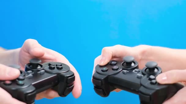 Δύο Άνθρωποι Παίζουν Στον Υπολογιστή Βοήθεια Joysticks Μπλε Φόντο Μπλε — Αρχείο Βίντεο