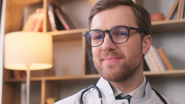 Porträtt Stilig Ung Läkare Vit Rock Han Tittar Kameran Och — Stockvideo