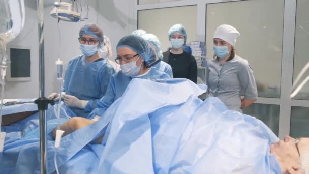 医学生と医学生が医科大学で教育活動を行う 外科医になるための訓練 — ストック動画