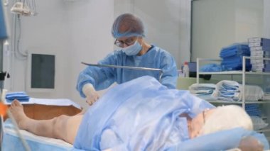 Doktorlar varis, bacak şişmesi ve bükülmüş damarlar için ameliyat yaparlar. Cerrahlar varisli damarların tedavisi için prosedürler uygularlar..