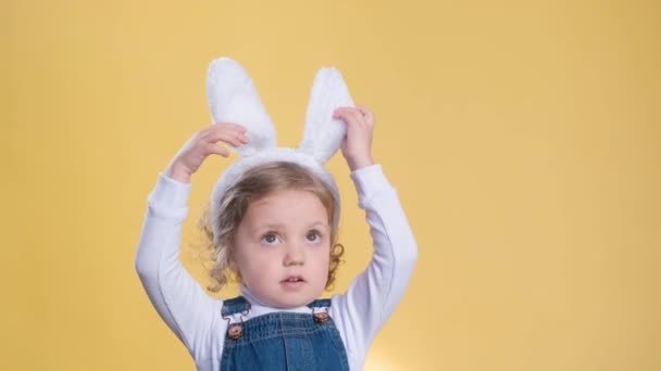 可爱的小女孩 头戴带 黄底有小兔子耳朵 — 图库视频影像