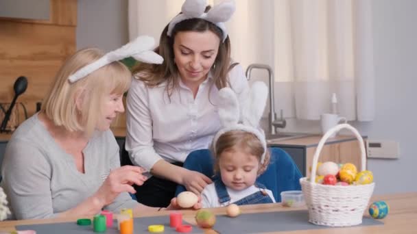Szczęśliwej Wielkanocy Rodzina Matka Babcia Wnuczka Malować Jajka Wakacje — Wideo stockowe