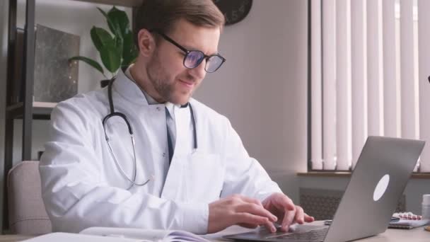 Jeune Beau Docteur Parlant Téléphone Dans Son Bureau Consultation Médicale — Video