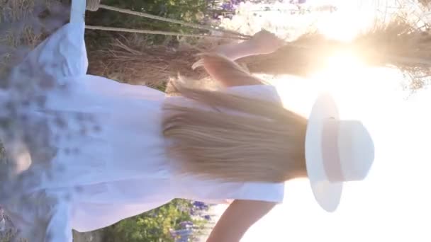 Vertikální Video Ženy Houpající Krásném Houpačce Poli Mezi Květinami Venkovní — Stock video