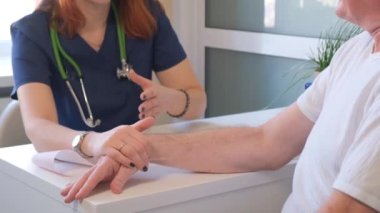 Kadın bir doktorun hastayı rahatlatırken, elini tutarken. Doktorun özeni ve merhameti. 4k video