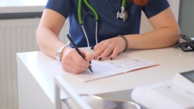 Bir kardiyolog ofisinde bir hastayla konuşur. Yaşlı bir adamda kalp rahatsızlığı. Modern Avrupa Kliniği