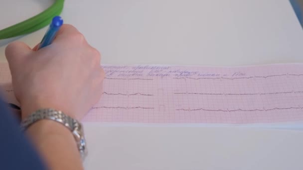 Kardiolog Utför Ett Ekg För Närvaron Eventuella Avvikelser Den Elektriska — Stockvideo