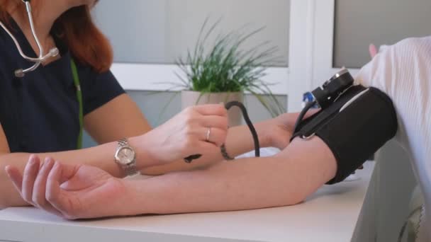 Blodtrycksmätning Patient Med Blodtrycksmätare Hypertoni Och Medicinskt Koncept För Terapeut — Stockvideo