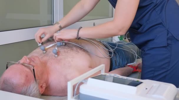 Bir Kardiyolog Kalbe Ekg Yapar Doktor Elektrokardiyogramı Analiz Ediyor Doktor — Stok video