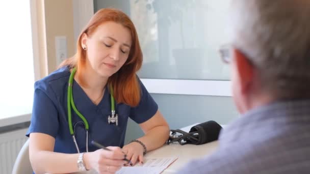 Kardiolog Rozmawia Pacjentem Swoim Biurze Problemy Sercem Starszego Pana Nowoczesna — Wideo stockowe