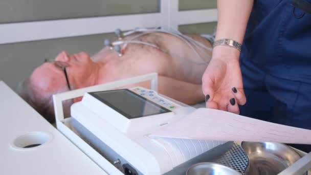 Ein Kardiologe Setzt Elektronische Vakuumsensoren Ein Die Arbeit Des Herzens — Stockvideo